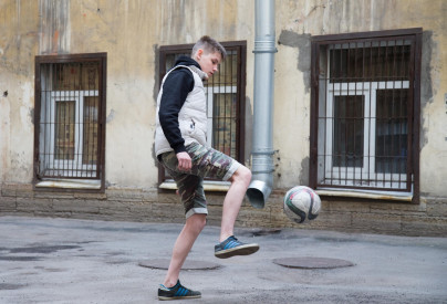 Никита Иванов, болельщик «Зенита» вручил награду «G-Drive. Лучший игрок апреля» голкиперу «Зенита» Андрею Луневу