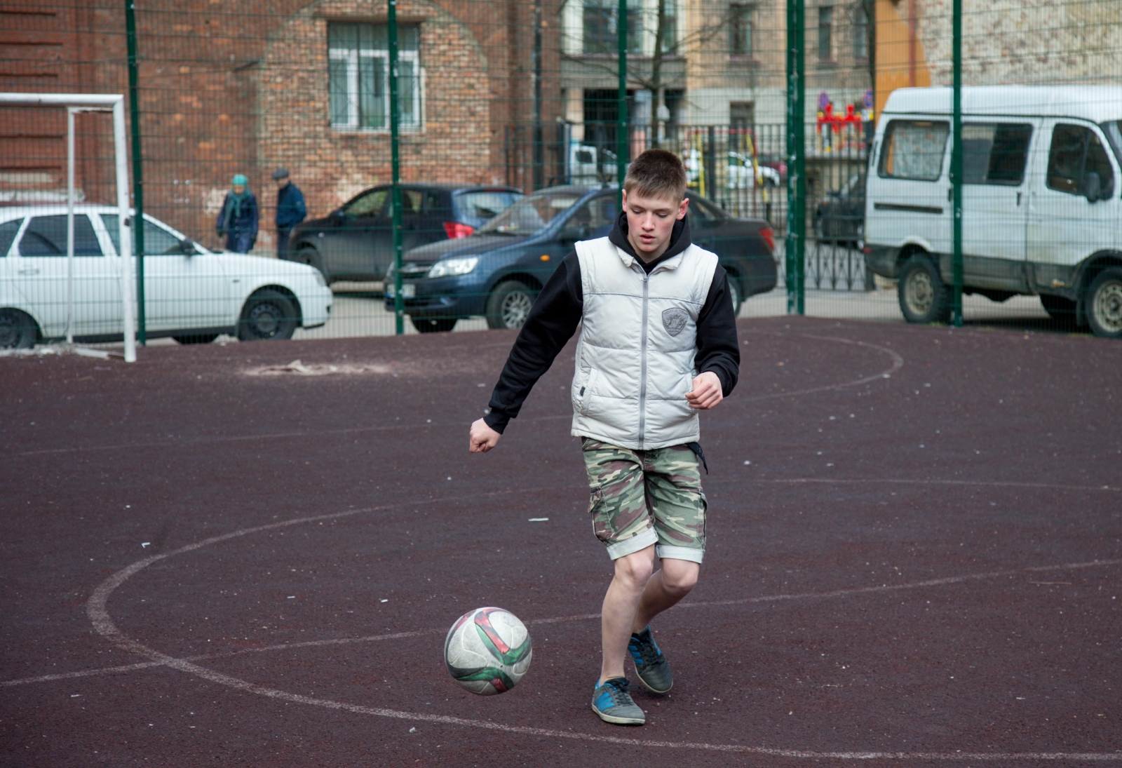 Никита Иванов, болельщик «Зенита» вручил награду «G-Drive. Лучший игрок апреля» голкиперу «Зенита» Андрею Луневу