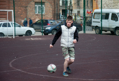 Никита Иванов, болельщик «Зенита» вручил награду «G-Drive. Лучший игрок апреля» голкиперу «Зенита» Андрею Луневу