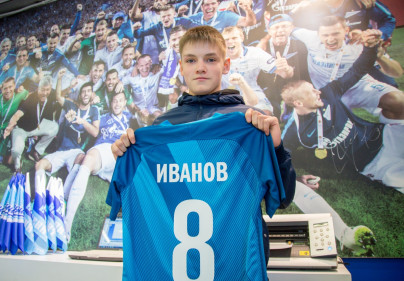 Никита Иванов, болельщик «Зенита» вручил награду «G-Drive. Лучший игрок апреля» голкиперу «Зенита» Андрею Луневу