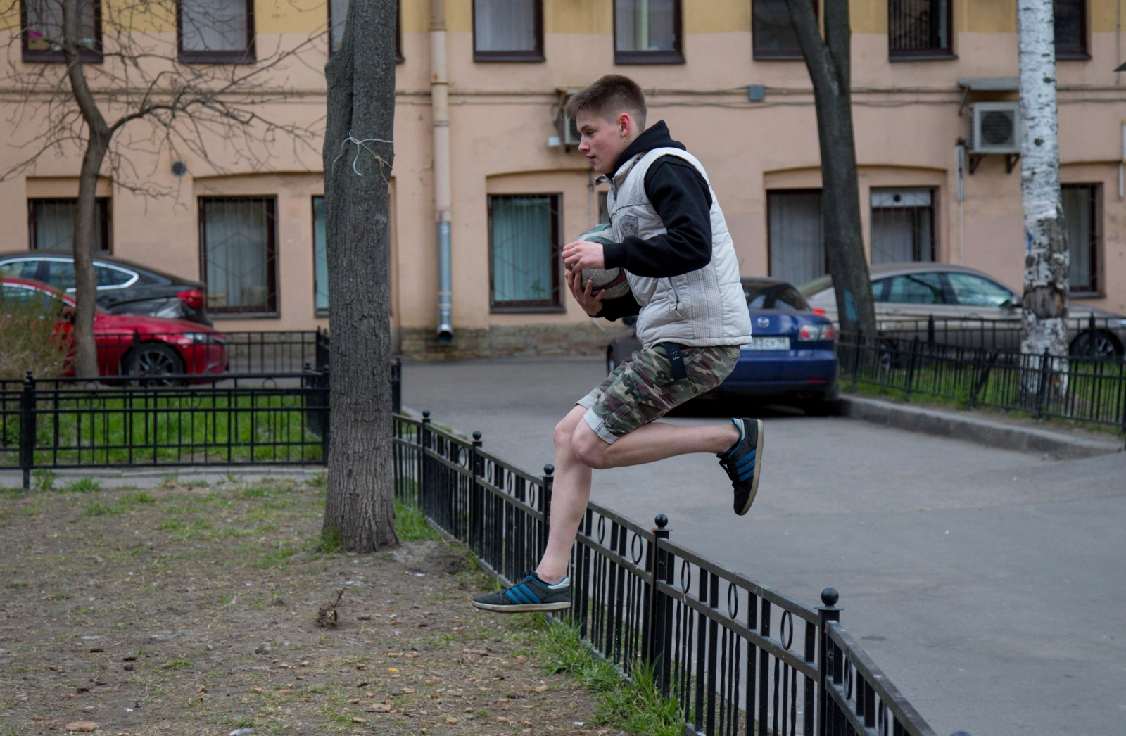 Никита Иванов, болельщик «Зенита» вручил награду «G-Drive. Лучший игрок апреля» голкиперу «Зенита» Андрею Луневу