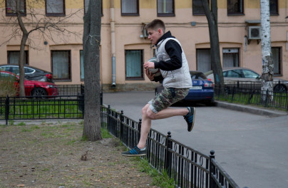 Никита Иванов, болельщик «Зенита» вручил награду «G-Drive. Лучший игрок апреля» голкиперу «Зенита» Андрею Луневу