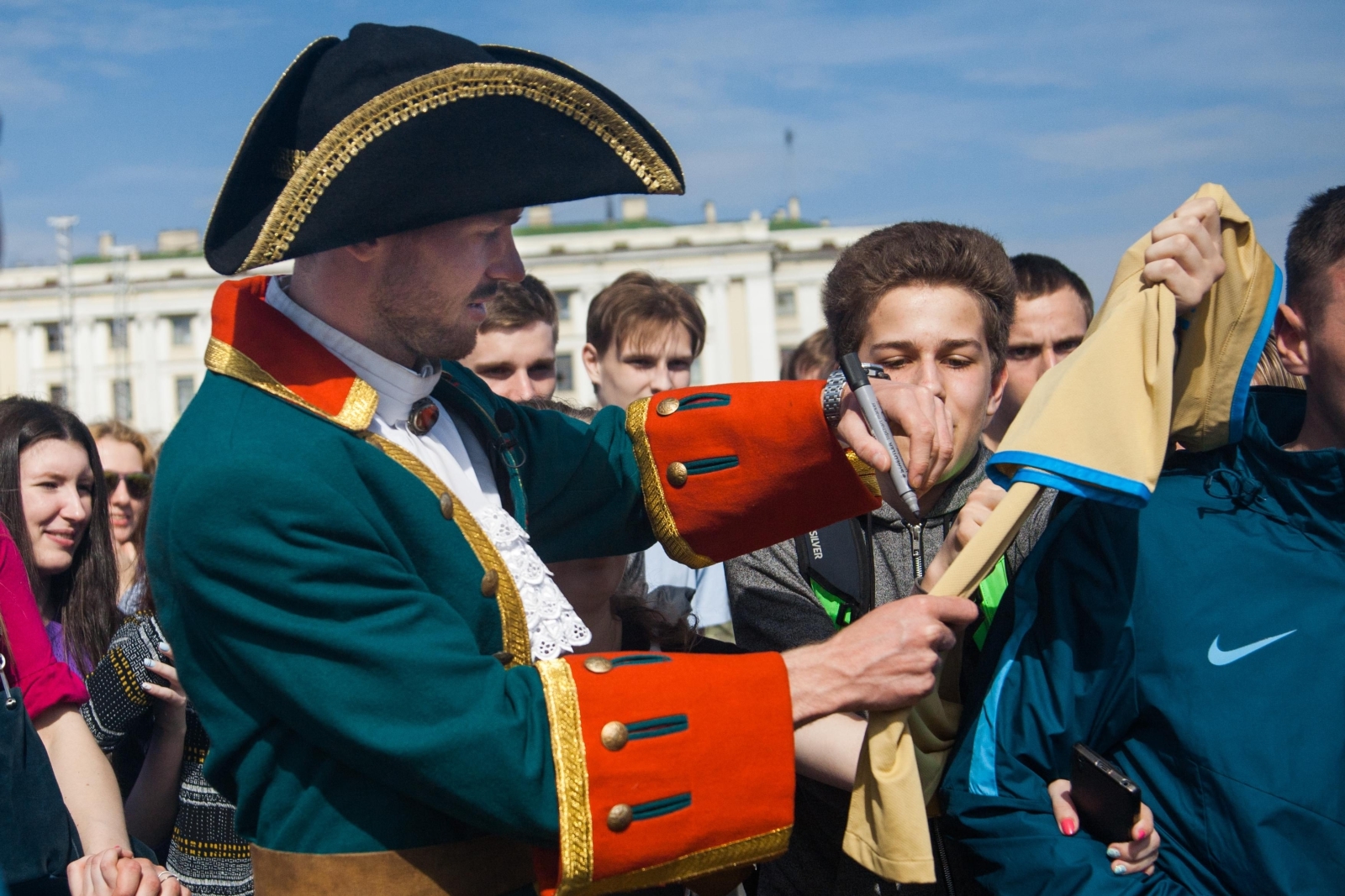 «Давай-давай!»: Николас Ломбертс в образе Петра I вышел на Дворцовую площадь