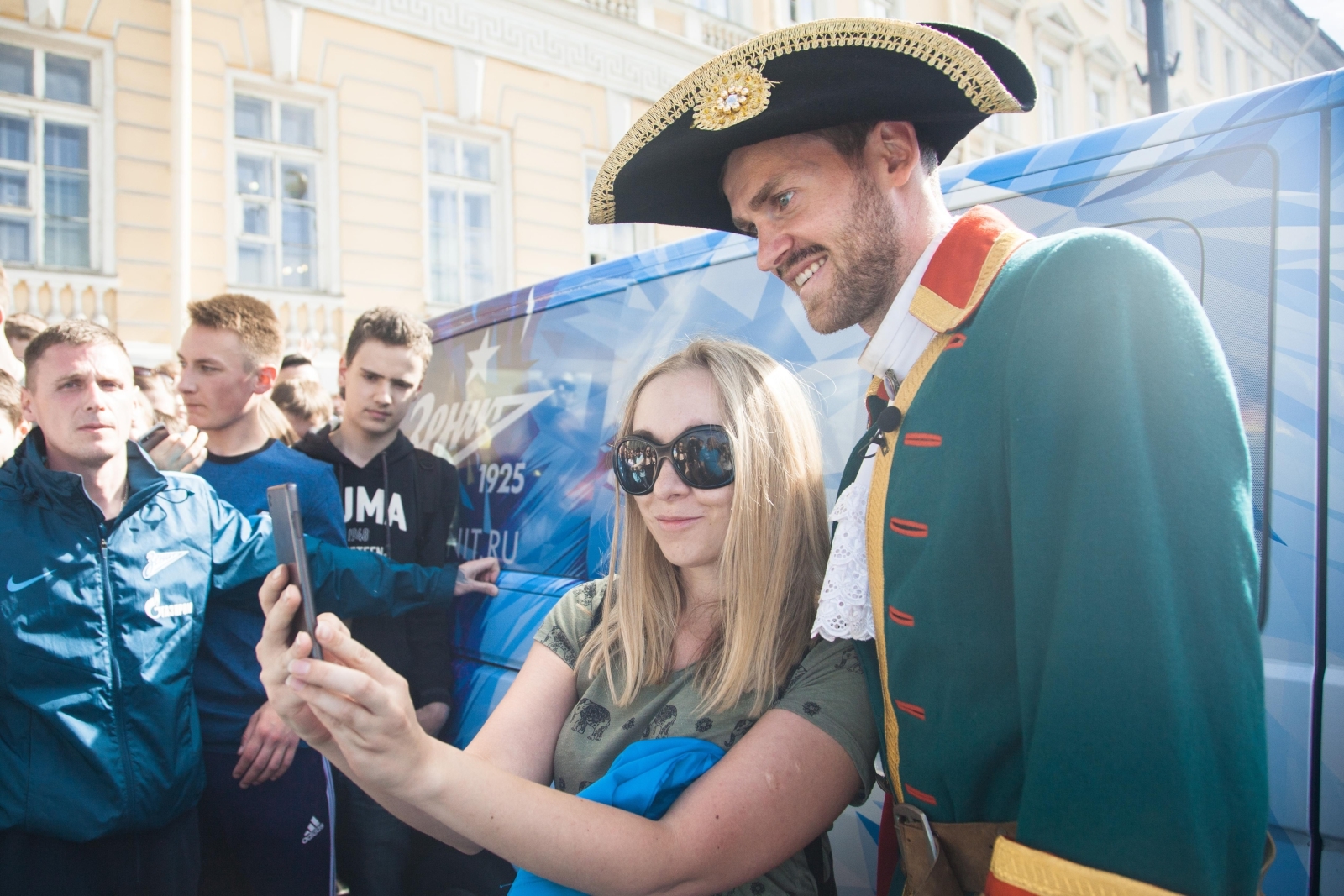 «Давай-давай!»: Николас Ломбертс в образе Петра I вышел на Дворцовую площадь