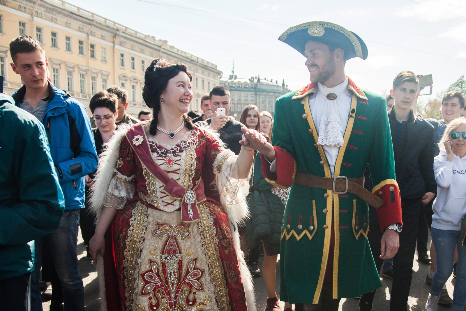 «Давай-давай!»: Николас Ломбертс в образе Петра I вышел на Дворцовую площадь