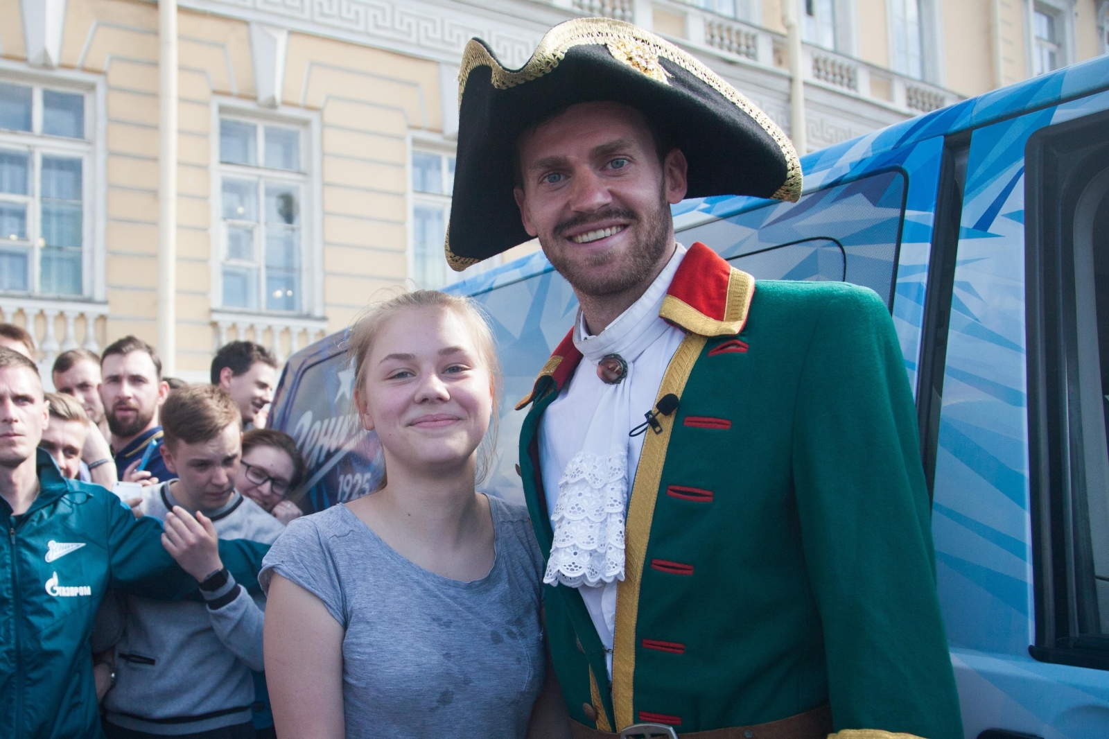 «Давай-давай!»: Николас Ломбертс в образе Петра I вышел на Дворцовую площадь