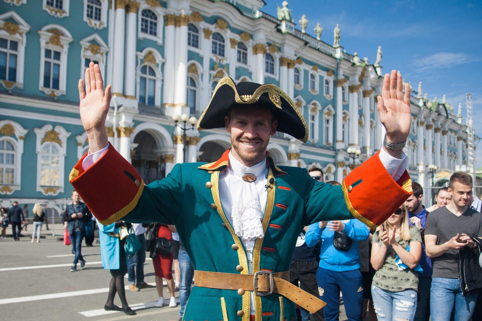 «Давай-давай!»: Николас Ломбертс в образе Петра I вышел на Дворцовую площадь
