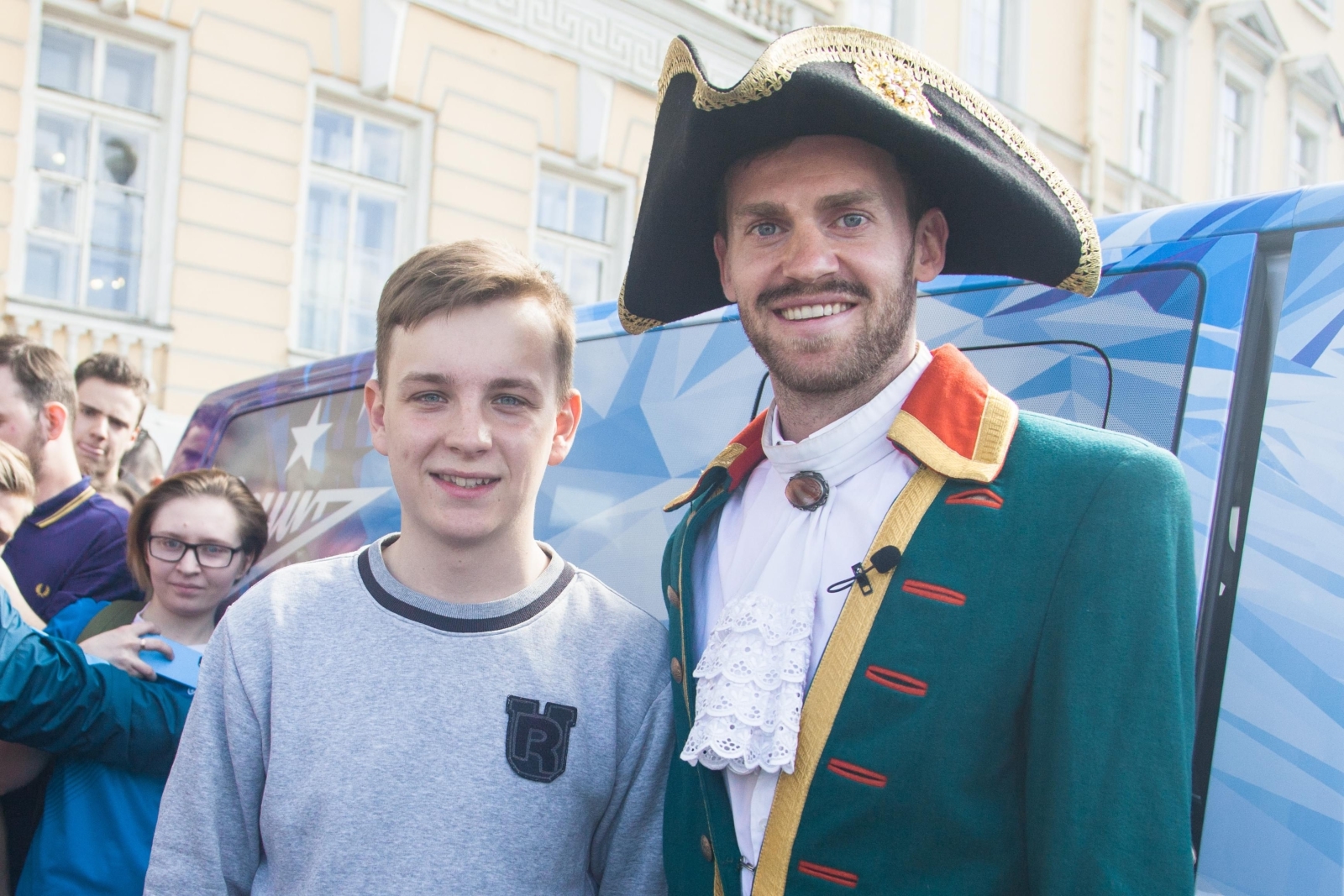 «Давай-давай!»: Николас Ломбертс в образе Петра I вышел на Дворцовую площадь