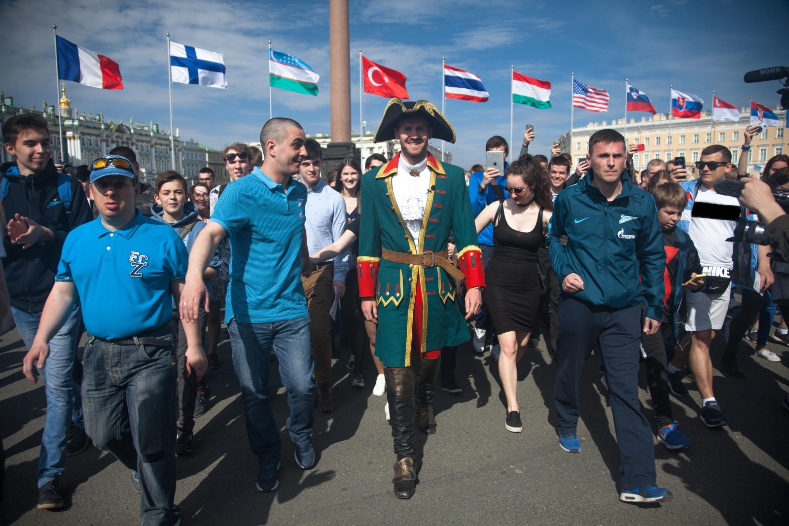 «Давай-давай!»: Николас Ломбертс в образе Петра I вышел на Дворцовую площадь