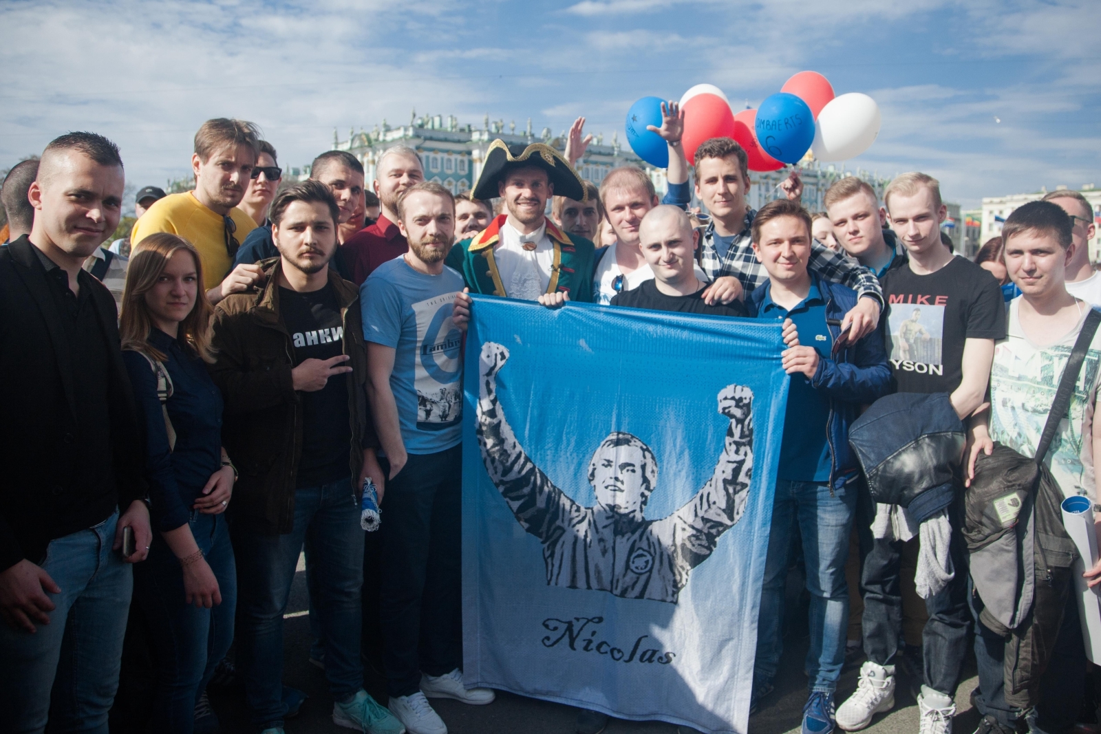 «Давай-давай!»: Николас Ломбертс в образе Петра I вышел на Дворцовую площадь