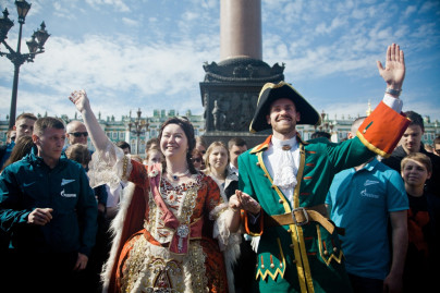 «Давай-давай!»: Николас Ломбертс в образе Петра I вышел на Дворцовую площадь