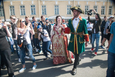 «Давай-давай!»: Николас Ломбертс в образе Петра I вышел на Дворцовую площадь