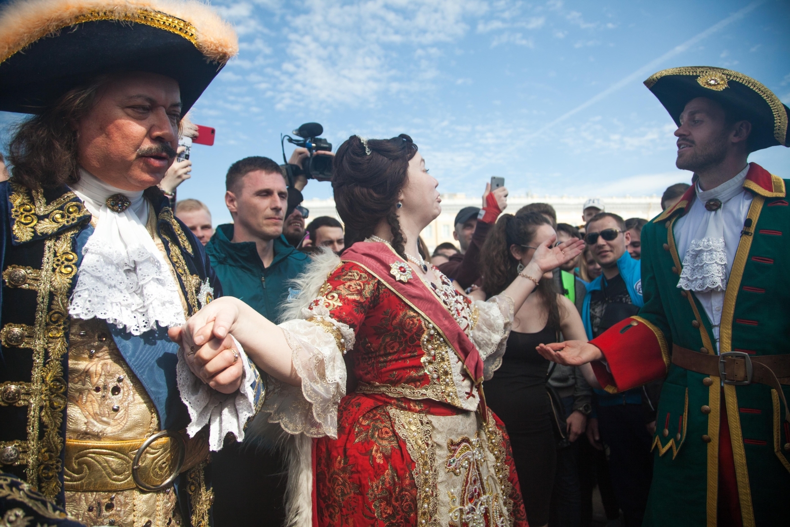 «Давай-давай!»: Николас Ломбертс в образе Петра I вышел на Дворцовую площадь