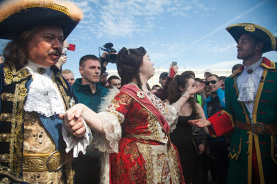 «Давай-давай!»: Николас Ломбертс в образе Петра I вышел на Дворцовую площадь