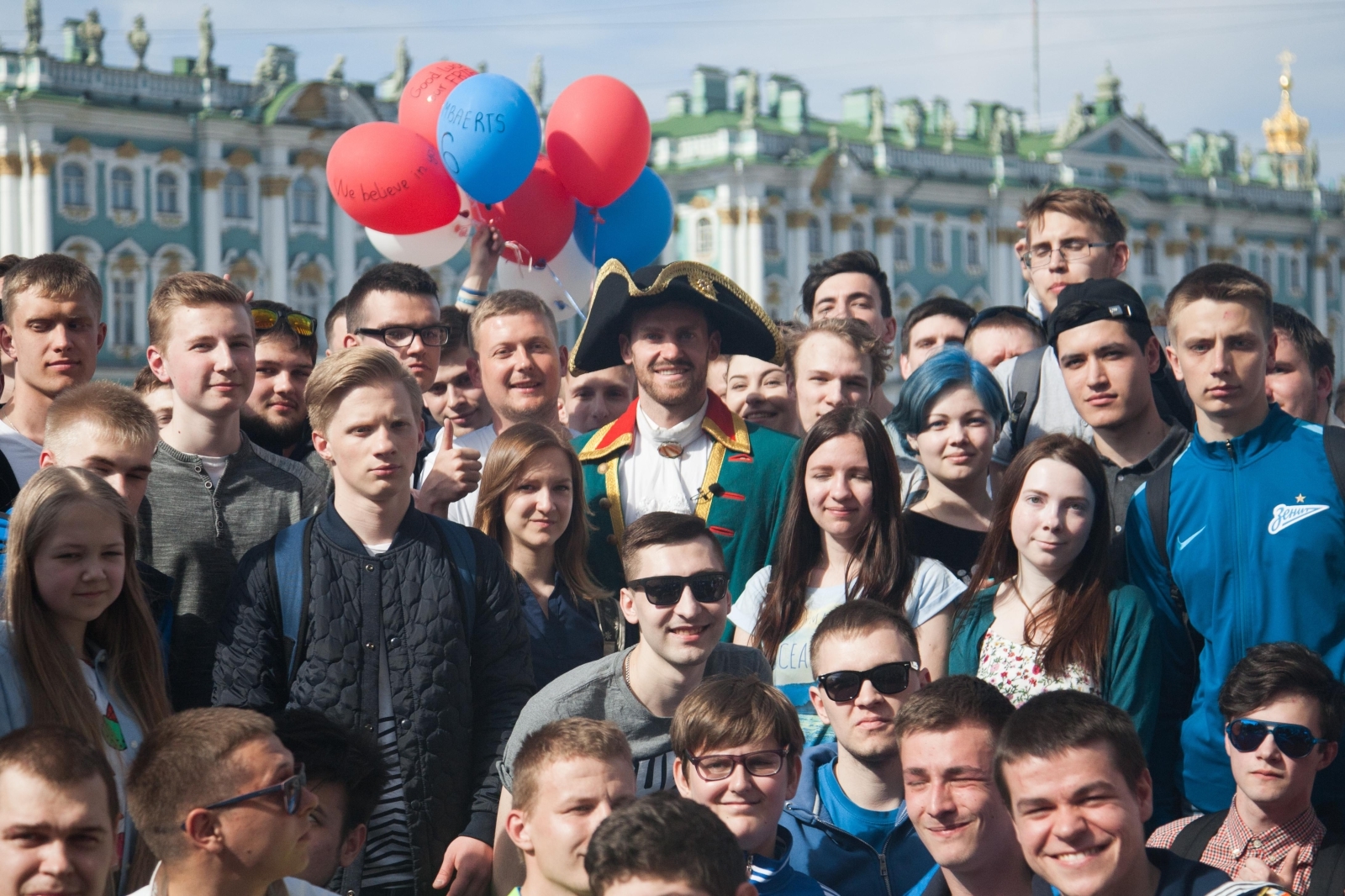 «Давай-давай!»: Николас Ломбертс в образе Петра I вышел на Дворцовую площадь