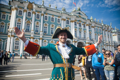 «Давай-давай!»: Николас Ломбертс в образе Петра I вышел на Дворцовую площадь