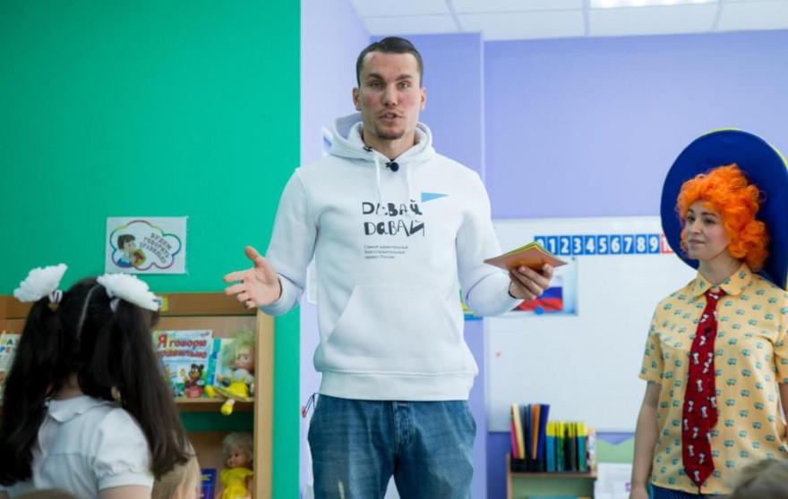 Антон Заболотный работает воспитателем в детском саду