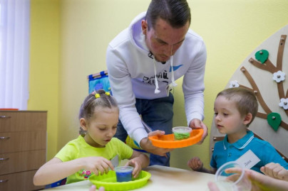 Антон Заболотный работает воспитателем в детском саду