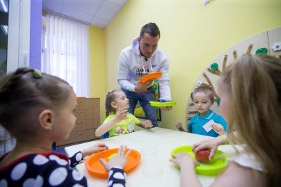 Антон Заболотный работает воспитателем в детском саду