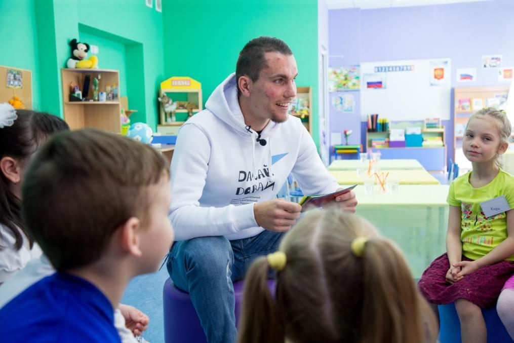 Антон Заболотный работает воспитателем в детском саду