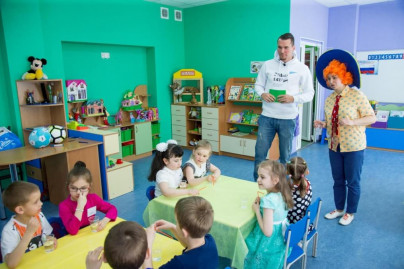 Антон Заболотный работает воспитателем в детском саду