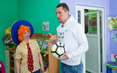 Антон Заболотный работает воспитателем в детском саду