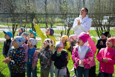 Антон Заболотный работает воспитателем в детском саду