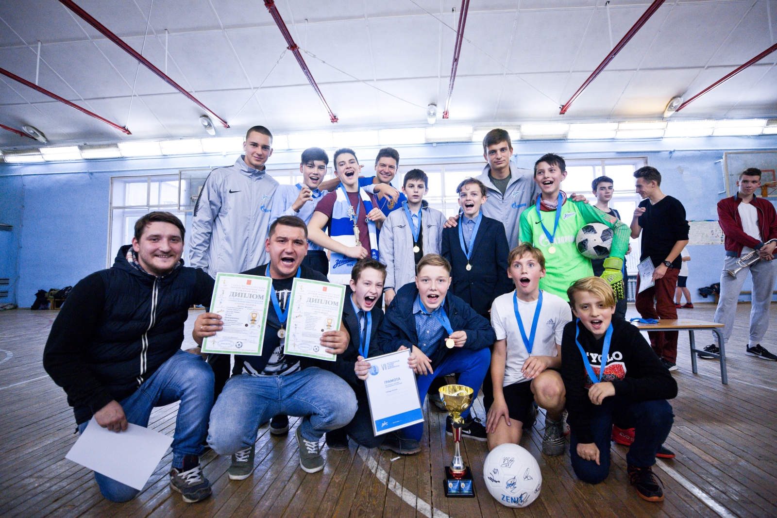 Футболисты «Газпром»-Академии награждают победителей футбольного турнира «Кубок Дюперрона»