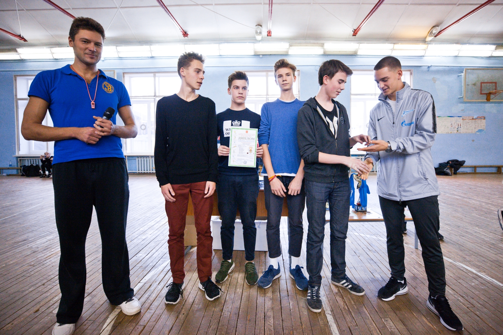 Футболисты «Газпром»-Академии награждают победителей футбольного турнира «Кубок Дюперрона»