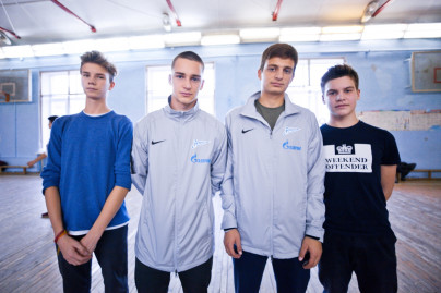 Футболисты «Газпром»-Академии награждают победителей футбольного турнира «Кубок Дюперрона»