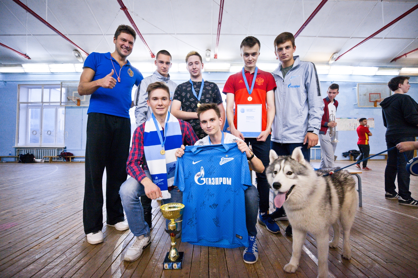 Футболисты «Газпром»-Академии награждают победителей футбольного турнира «Кубок Дюперрона»