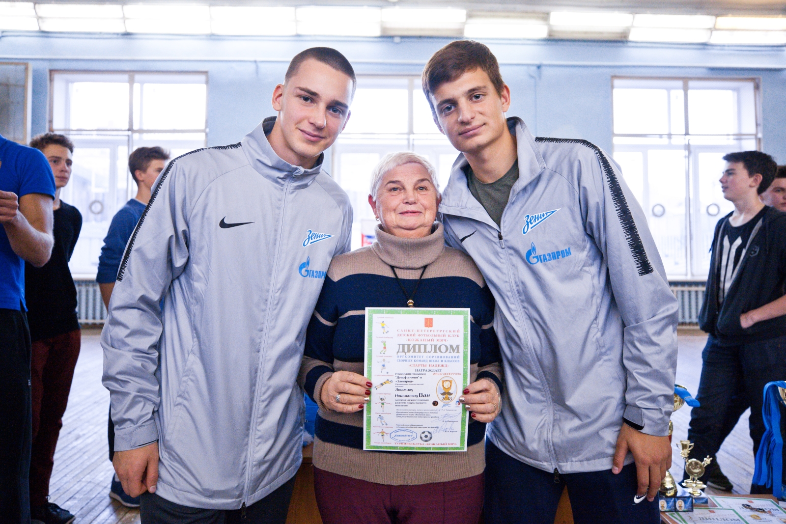 Футболисты «Газпром»-Академии награждают победителей футбольного турнира «Кубок Дюперрона»