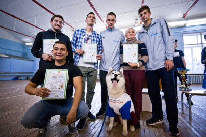 Футболисты «Газпром»-Академии награждают победителей футбольного турнира «Кубок Дюперрона»