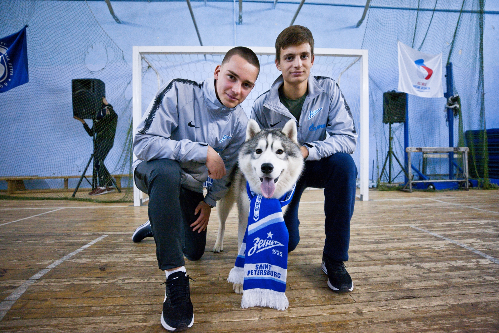 Футболисты Академии «Зенита» награждают победителей футбольного турнира «Кубок Дюперрона»