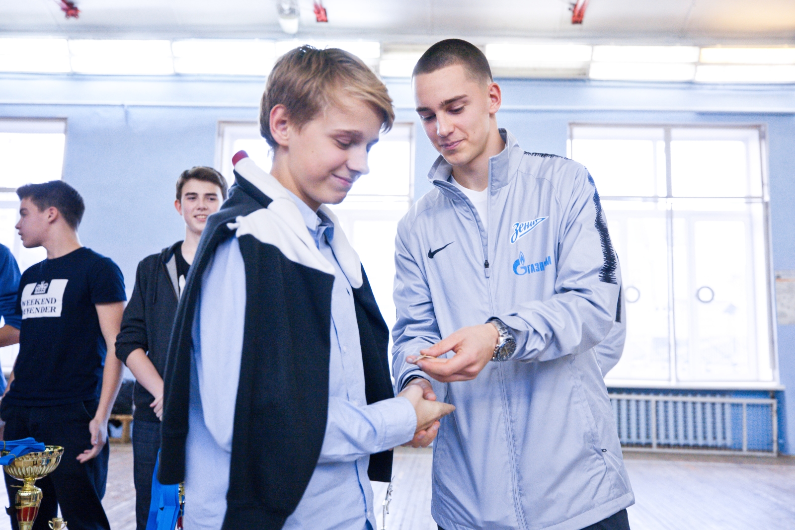 Футболисты «Газпром»-Академии награждают победителей футбольного турнира «Кубок Дюперрона»