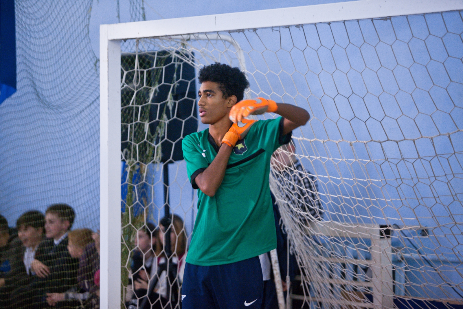 Футболисты «Газпром»-Академии награждают победителей футбольного турнира «Кубок Дюперрона»