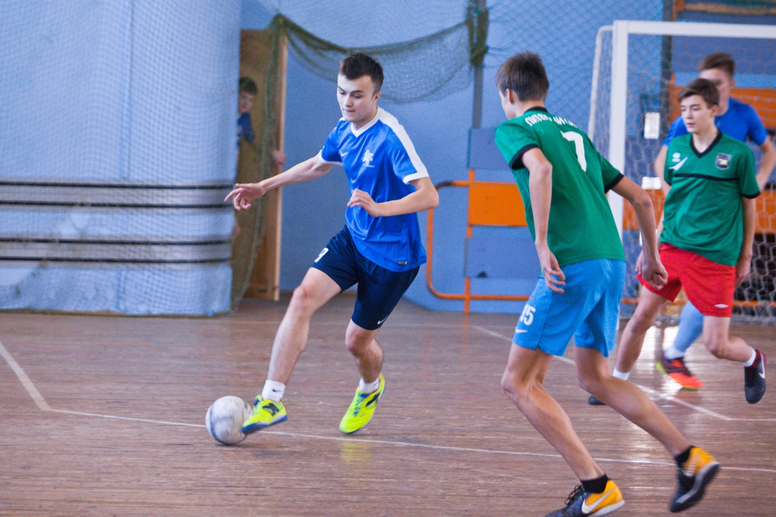 Футболисты «Газпром»-Академии награждают победителей футбольного турнира «Кубок Дюперрона»