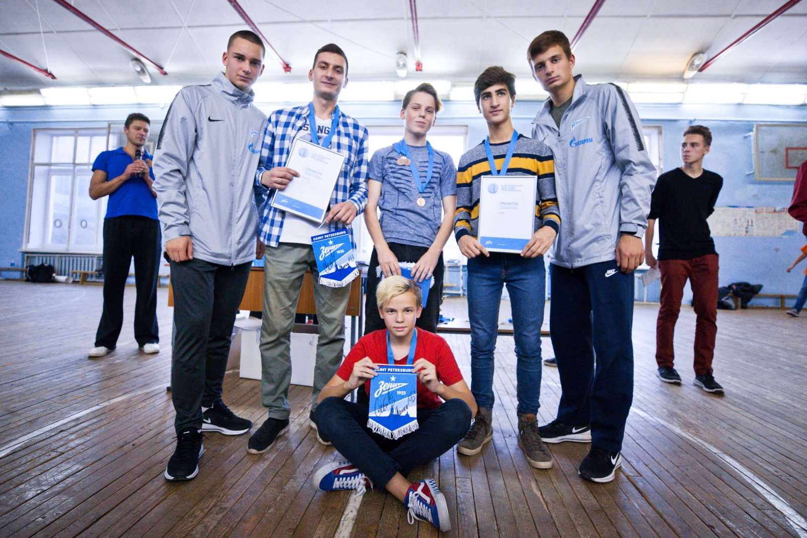 Футболисты «Газпром»-Академии награждают победителей футбольного турнира «Кубок Дюперрона»