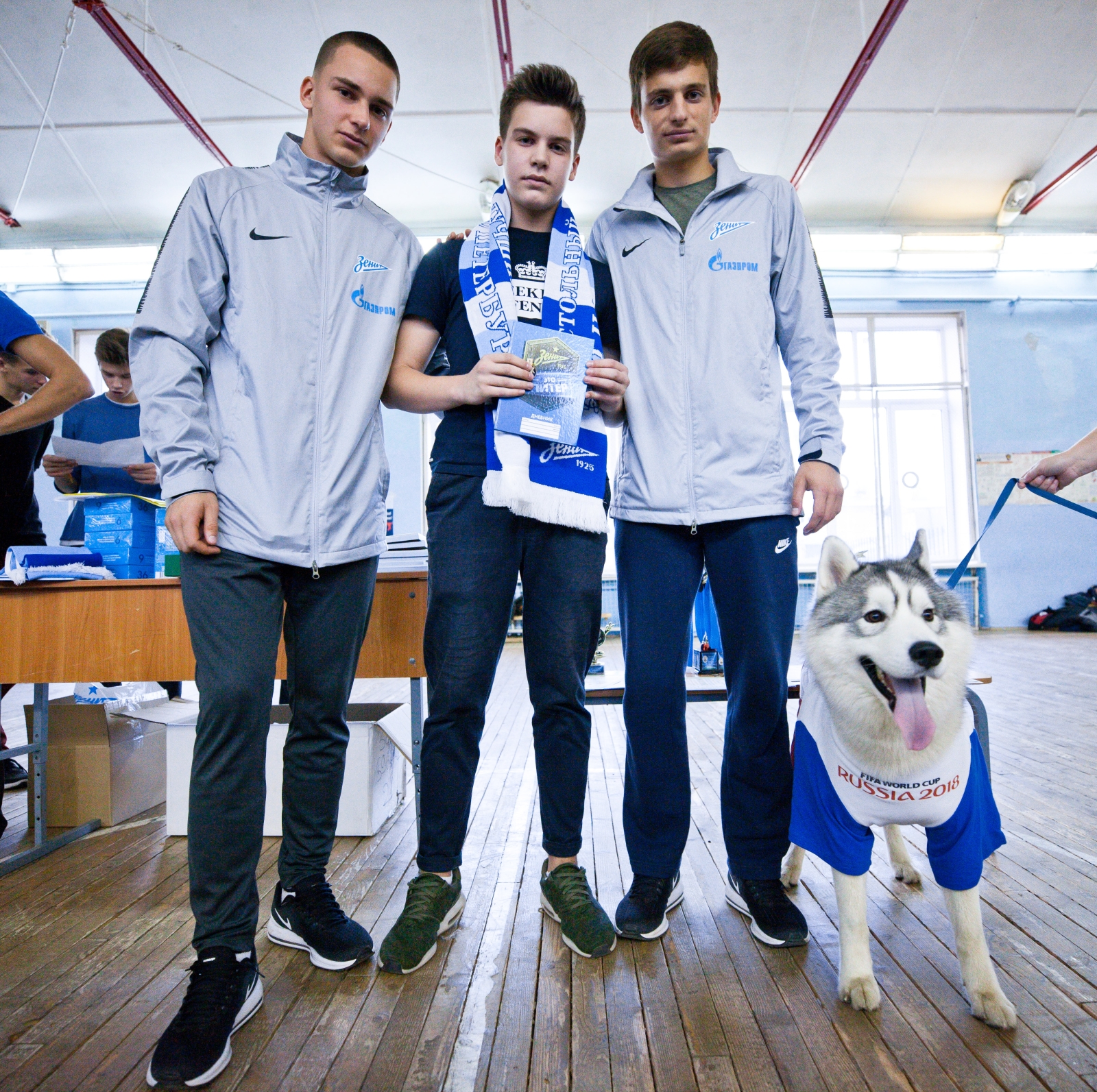 Футболисты «Газпром»-Академии награждают победителей футбольного турнира «Кубок Дюперрона»