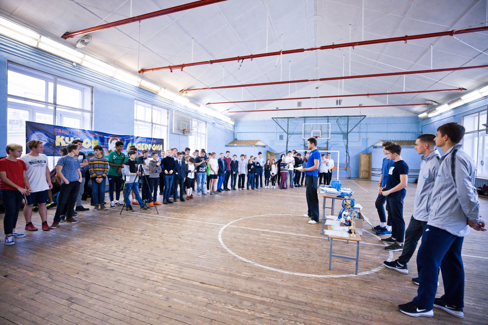 Футболисты «Газпром»-Академии награждают победителей футбольного турнира «Кубок Дюперрона»