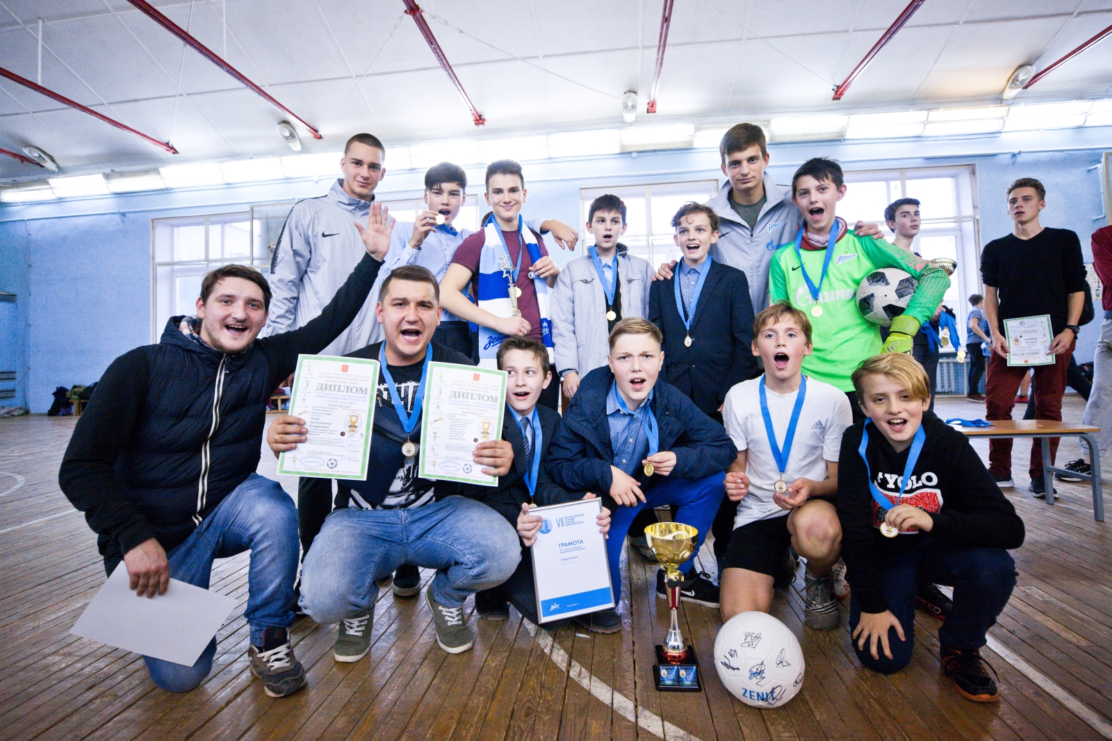 Футболисты «Газпром»-Академии награждают победителей футбольного турнира «Кубок Дюперрона»