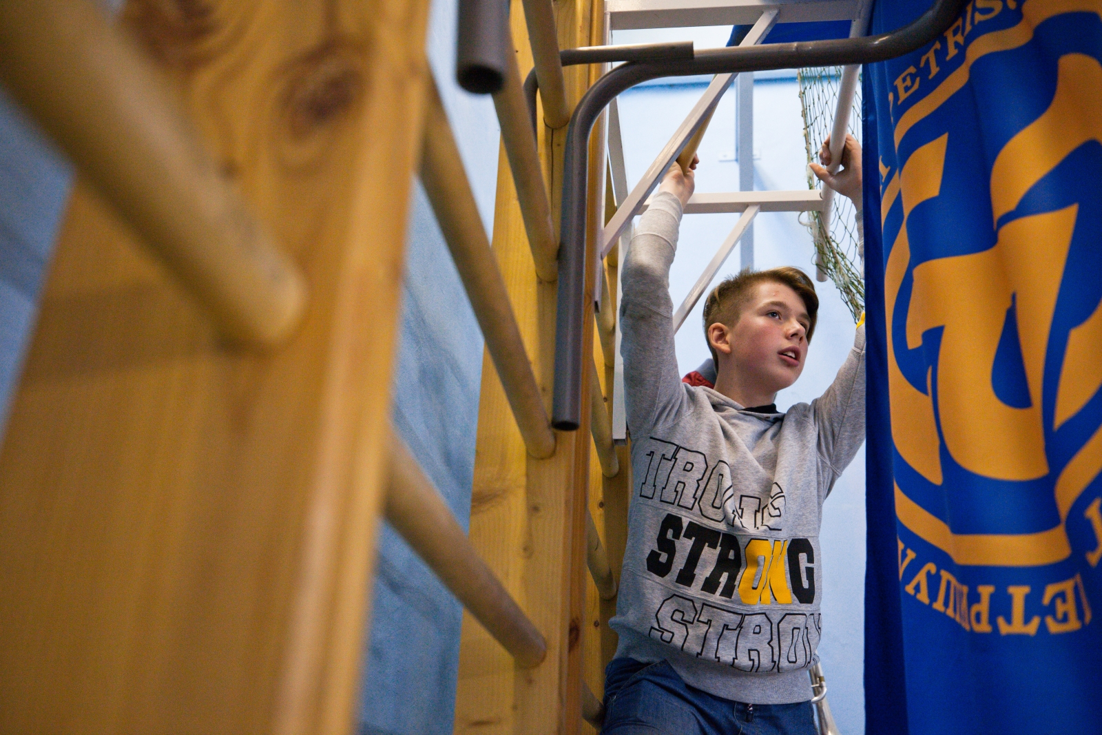 Футболисты «Газпром»-Академии награждают победителей футбольного турнира «Кубок Дюперрона»