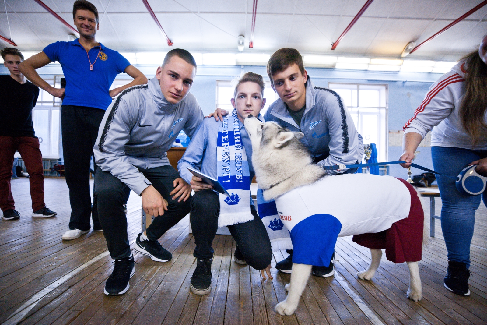 Футболисты «Газпром»-Академии награждают победителей футбольного турнира «Кубок Дюперрона»