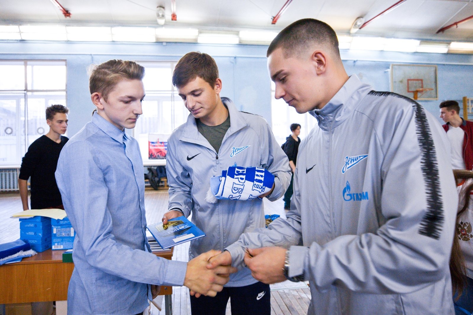 Футболисты «Газпром»-Академии награждают победителей футбольного турнира «Кубок Дюперрона»