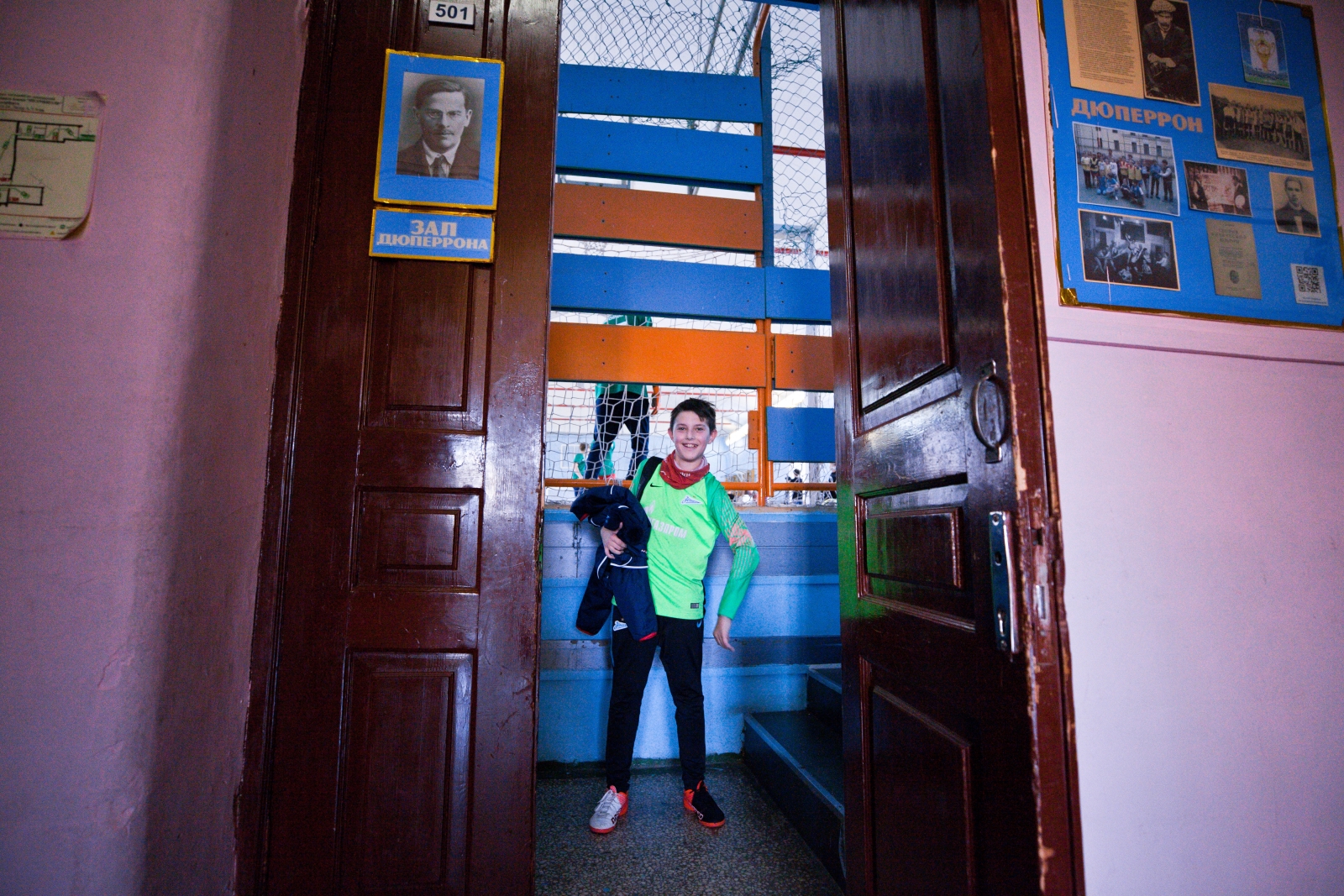 Футболисты «Газпром»-Академии награждают победителей футбольного турнира «Кубок Дюперрона»