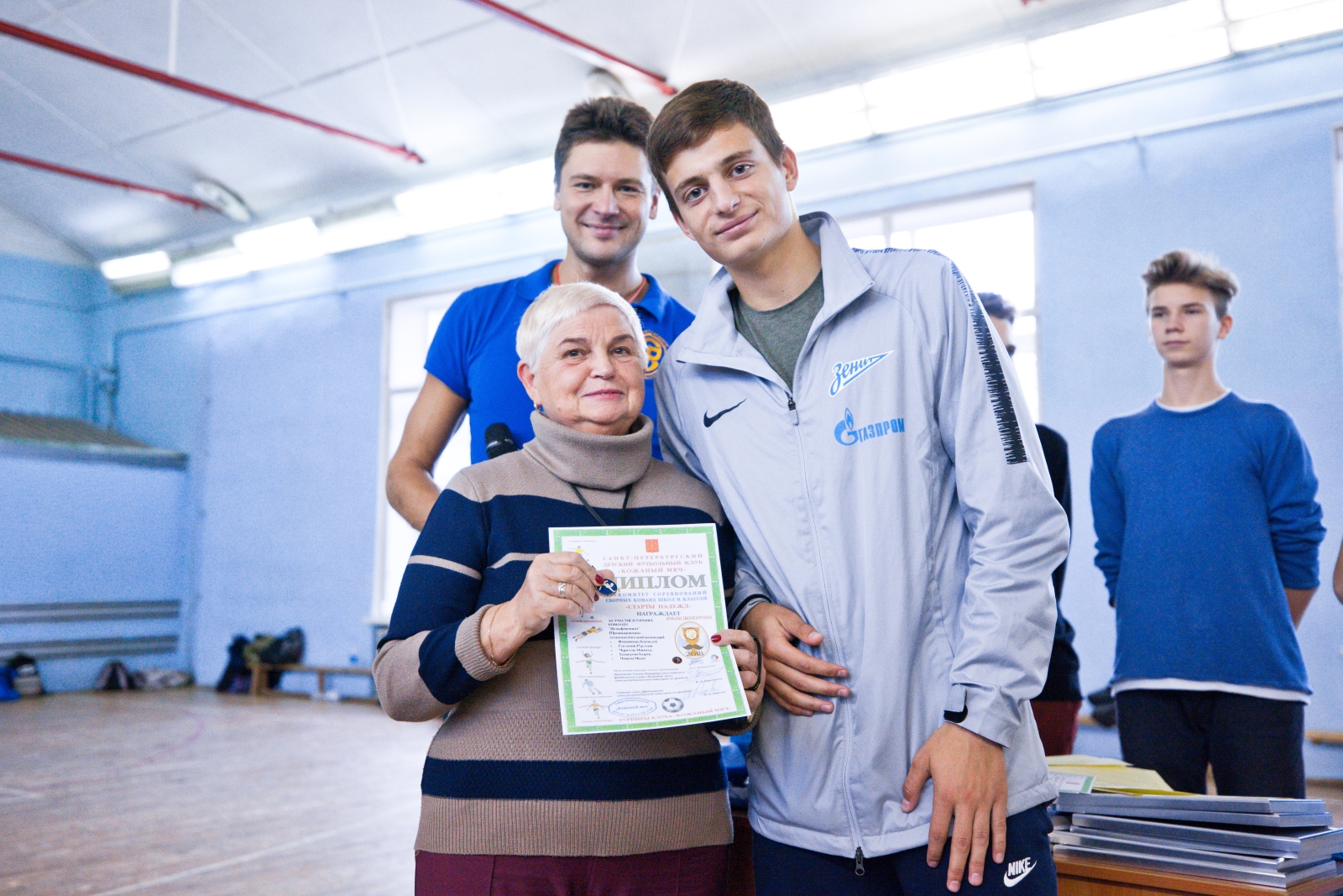 Футболисты «Газпром»-Академии награждают победителей футбольного турнира «Кубок Дюперрона»