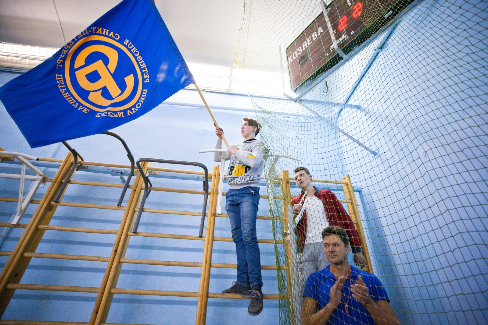 Футболисты «Газпром»-Академии награждают победителей футбольного турнира «Кубок Дюперрона»