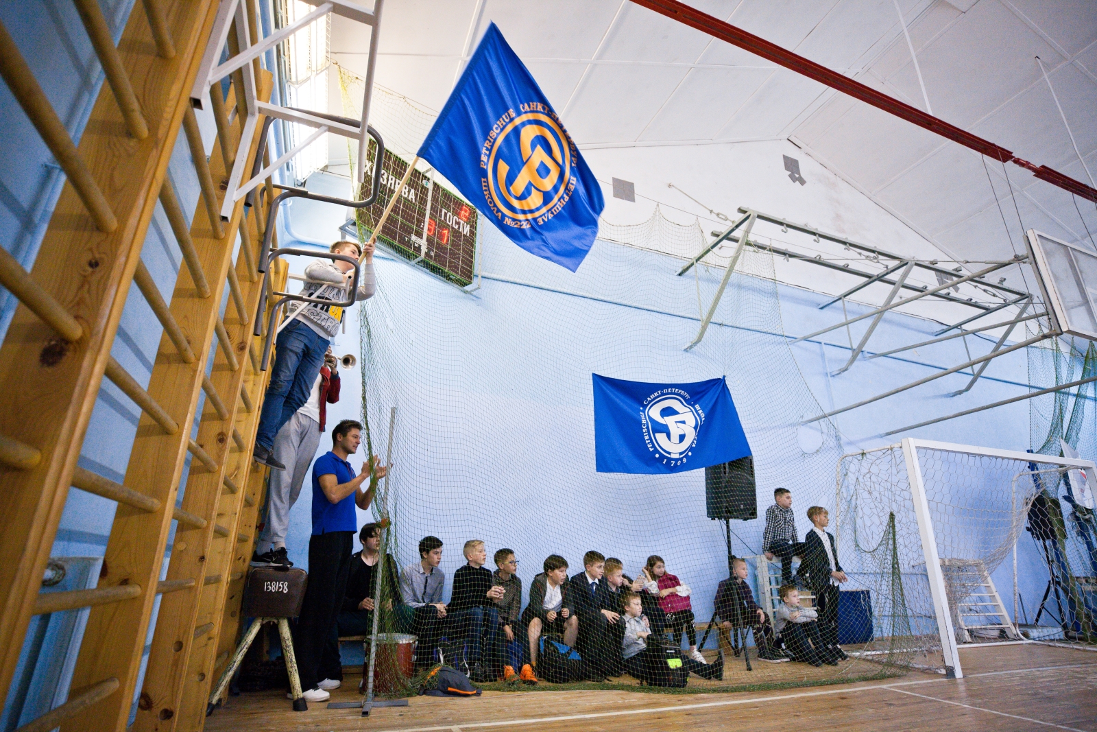 Футболисты «Газпром»-Академии награждают победителей футбольного турнира «Кубок Дюперрона»