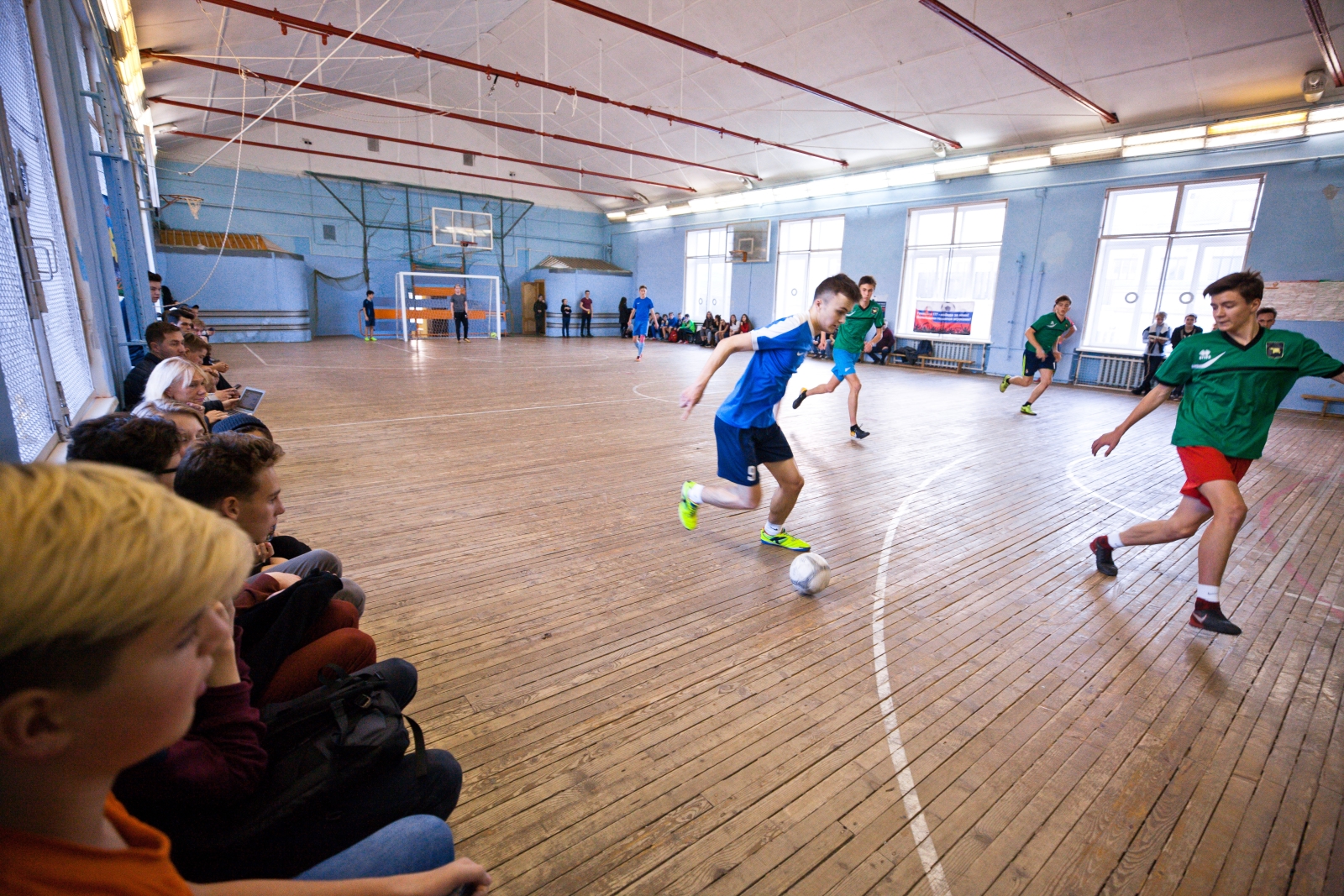 Футболисты «Газпром»-Академии награждают победителей футбольного турнира «Кубок Дюперрона»