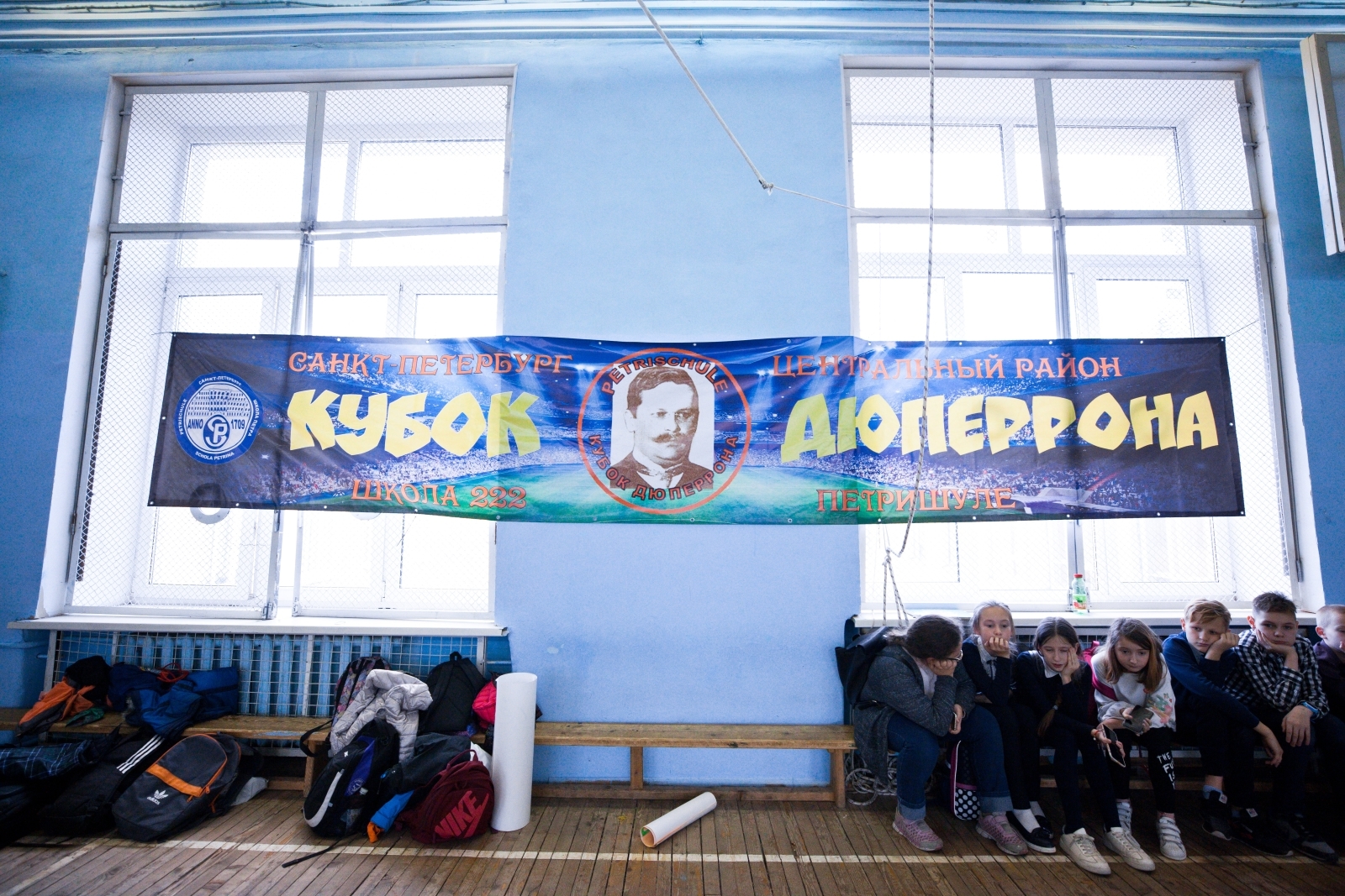 Футболисты «Газпром»-Академии награждают победителей футбольного турнира «Кубок Дюперрона»